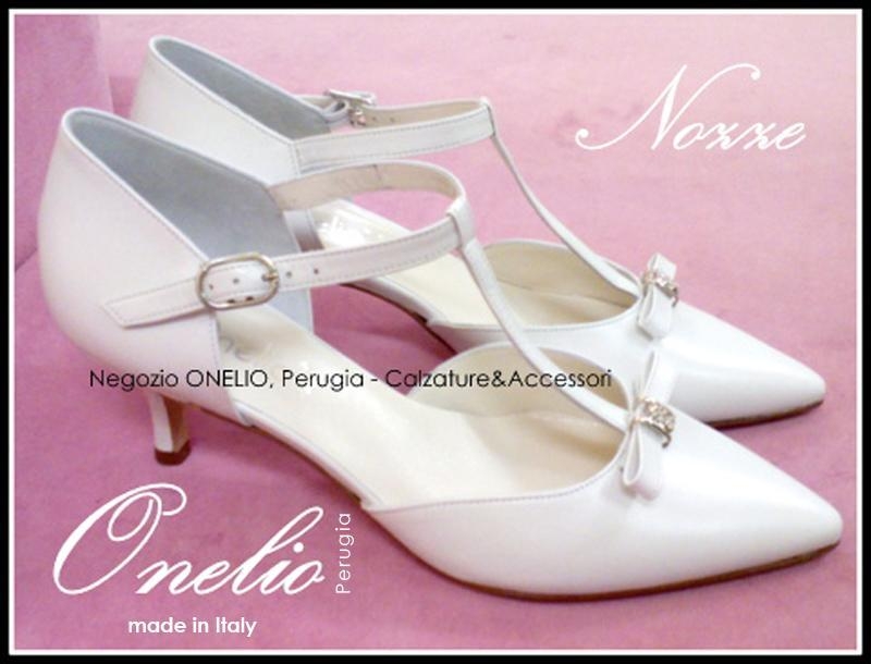 Scarpa Sposa e Donna. Spezzata a punta con T bar in pelle bianca perlata Borseonelioperugia