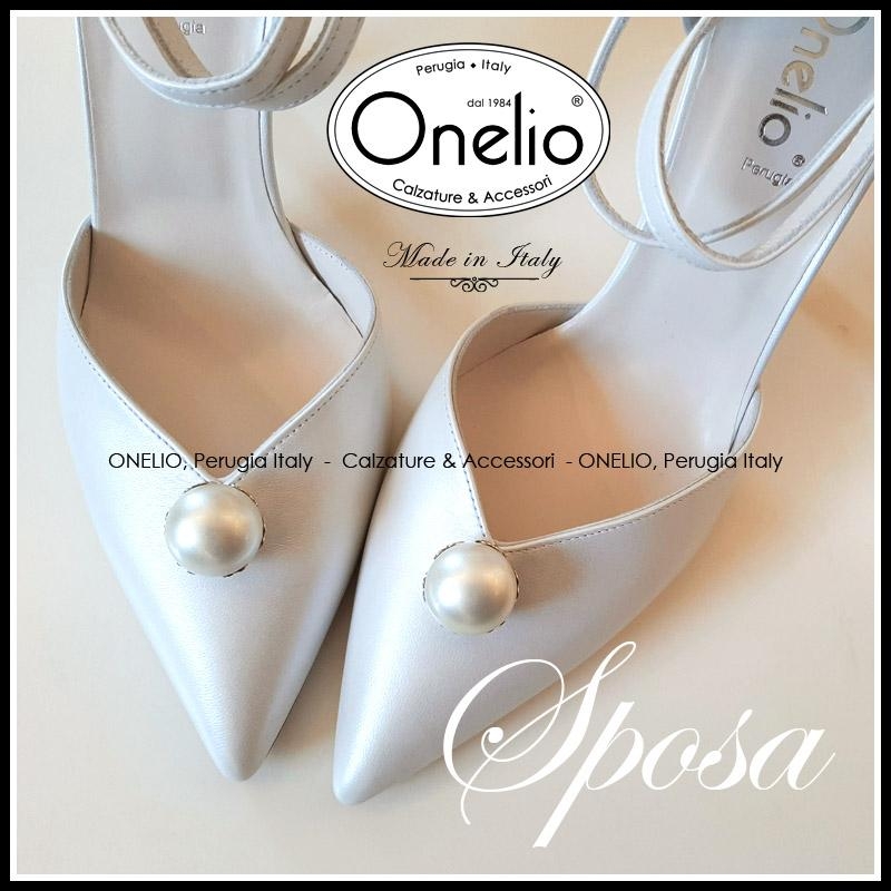 70200029_perugia_scarpe_sposa_donna_punta_tacco_alto_scollo_v_bianco_perlato_accessorio_perla_cinturini_caviglia_cerimonia_matrimonio_wedding_calzature_shoes_eleganti_su_misura_onelio_4.jpg