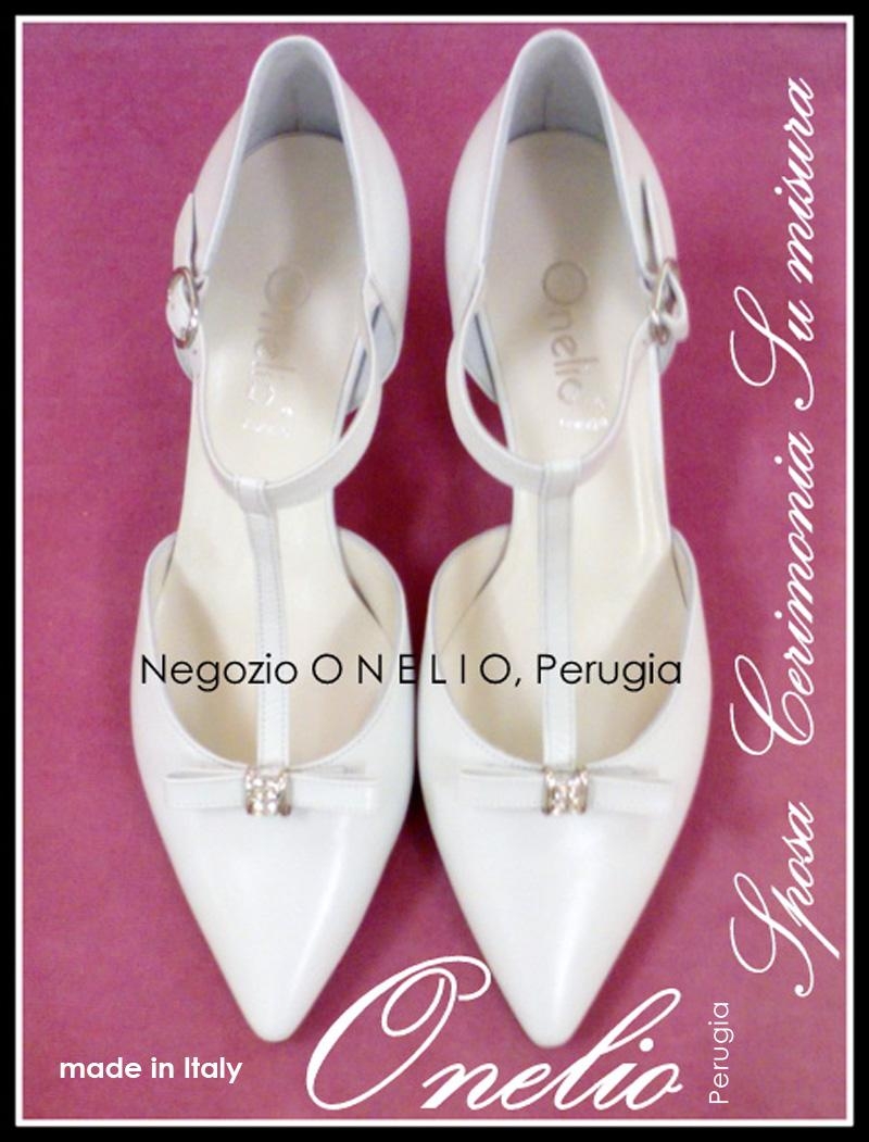 Scarpa Sposa e Donna. Spezzata a punta, con T-bar, in pelle bianca perlata  | Borseonelioperugia.com