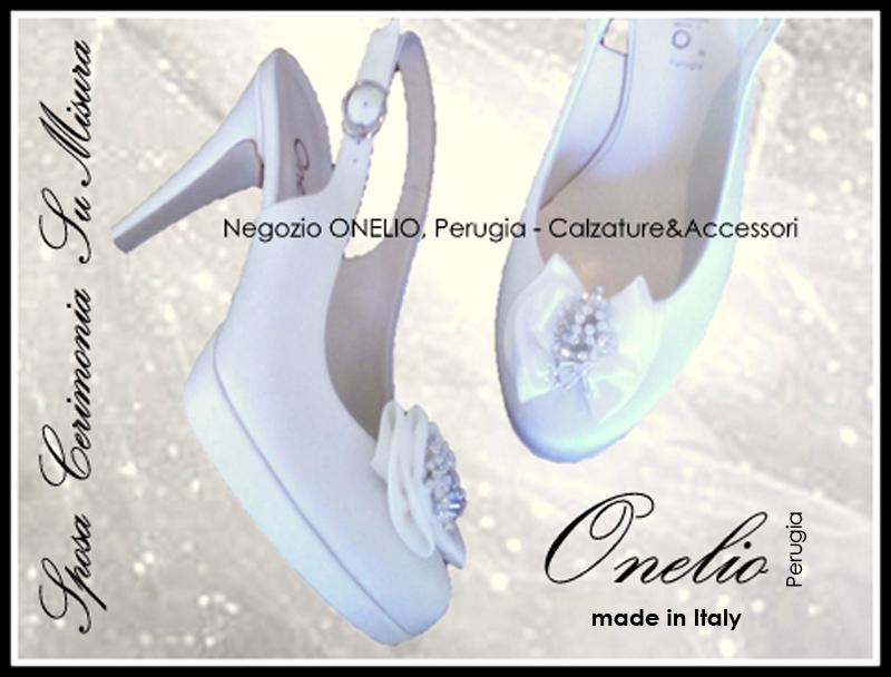 Scarpe Sposa e Donna. Chanel punta tonda con plateau e tacco 10 cm in crepe satin bianco. Con fiocco di strass Borseonelioperugia