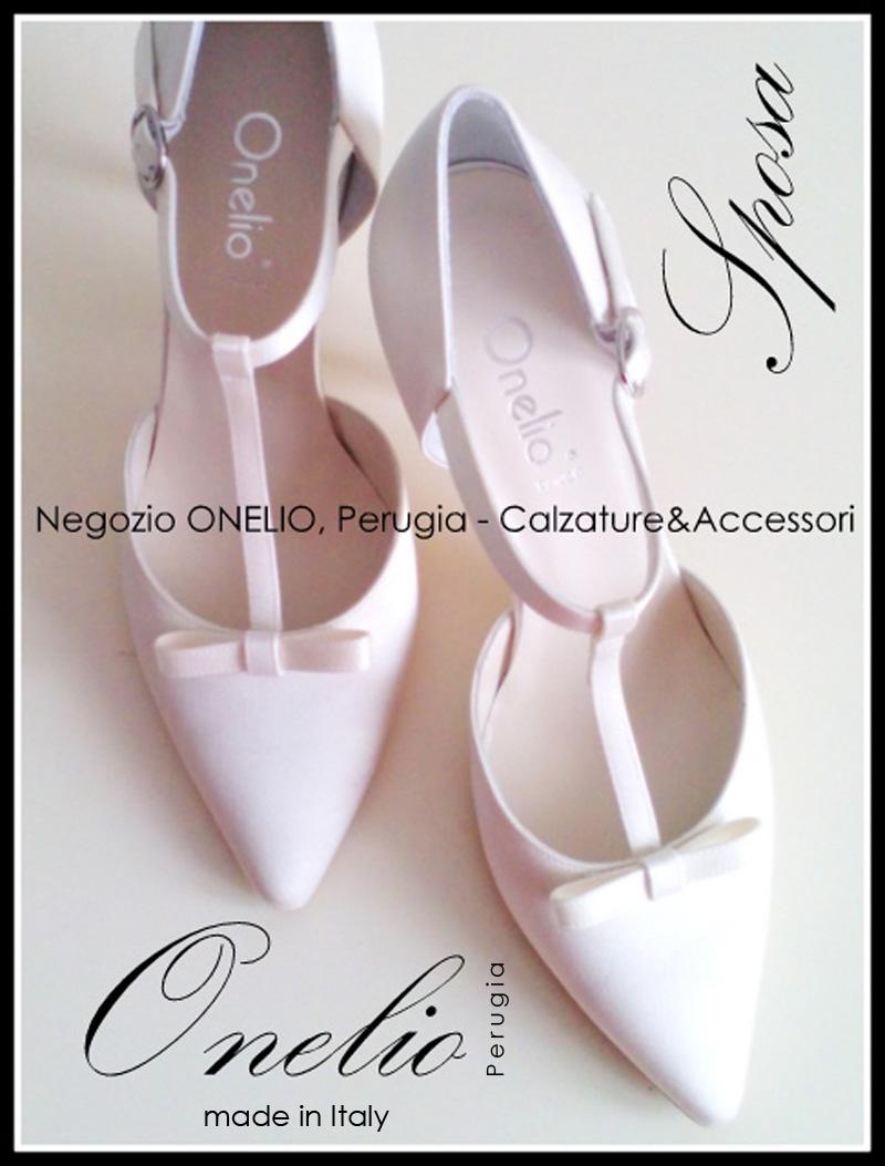 Scarpa Sposa e Donna. Spezzata a punta con T bar in crepe satin